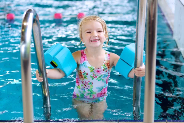 Healthy toddler girl in swimming pool — Stockfoto