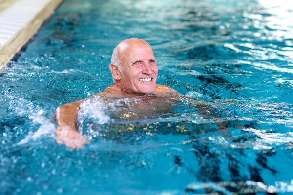 Homem idoso ativo nadando na piscina — Fotografia de Stock