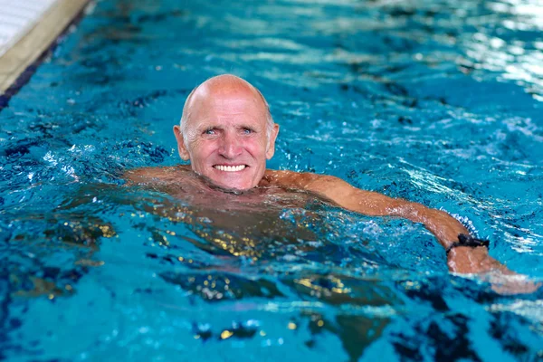 Homem idoso ativo nadando na piscina — Fotografia de Stock