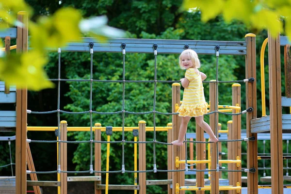 Kleines Mädchen hat Spaß auf Spielplatz — Stockfoto