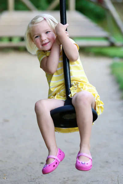 Niña divirtiéndose en el patio — Foto de Stock