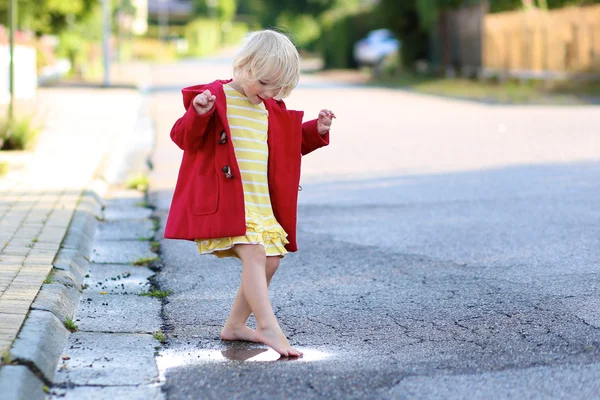 Happy preschooler girl playing outdoors on sunny autumn day — Stock Photo, Image