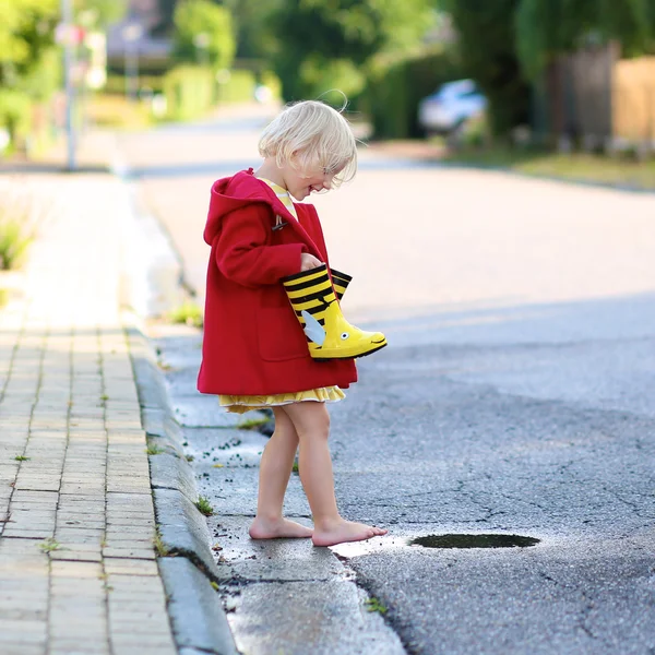 Felice ragazza in età prescolare che gioca all'aperto nella soleggiata giornata autunnale — Foto Stock