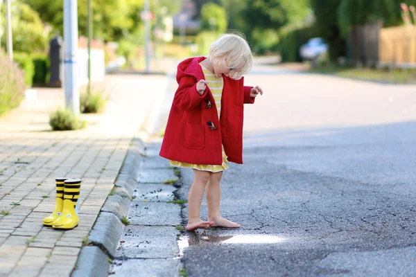 Feliz niña preescolar jugando al aire libre en el soleado día de otoño — Foto de Stock