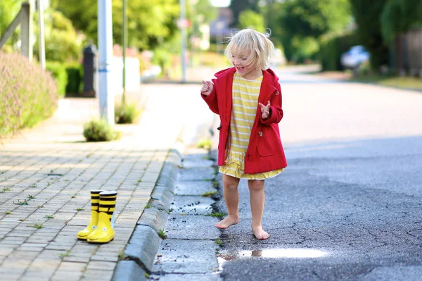 Happy preschooler girl playing outdoors on sunny autumn day — Φωτογραφία Αρχείου