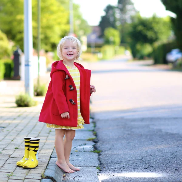 Happy preschooler girl playing outdoors on sunny autumn day — Stockfoto
