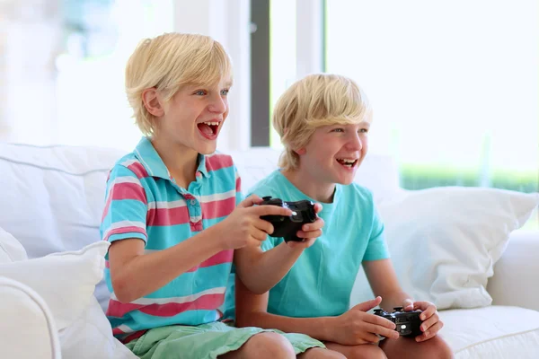 Dua anak laki-laki bermain video game — Stok Foto