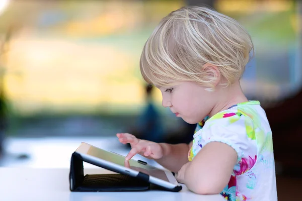 Preschooler girl using tablet pc — ストック写真