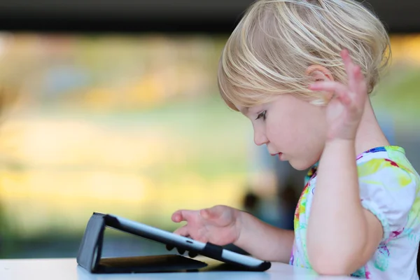 Preschooler girl using tablet pc — Stockfoto