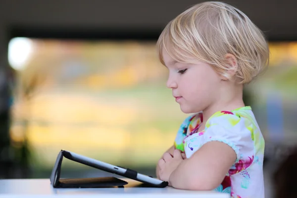 Preschooler girl using tablet pc — Stok fotoğraf