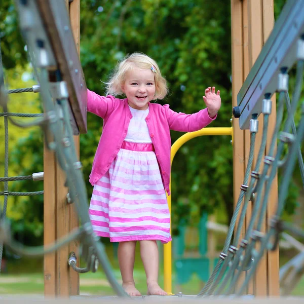 Mała dziewczynka zabawy na placu zabaw — Zdjęcie stockowe