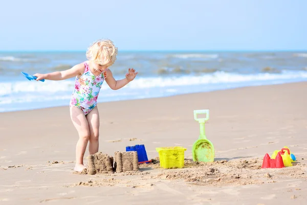 Petite fille jouant sur la plage en été — Photo