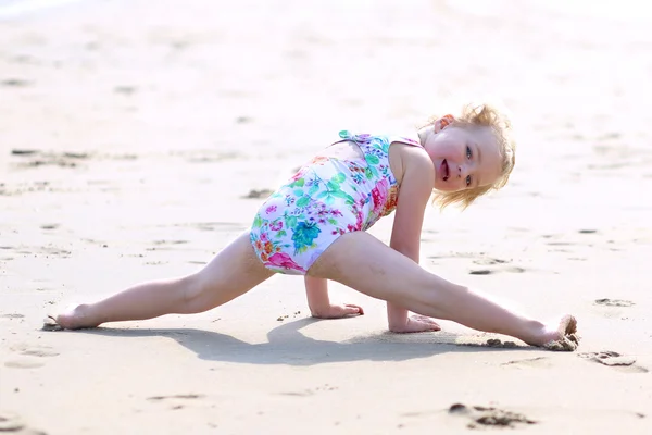 Bambina che gioca sulla spiaggia in estate — Foto Stock