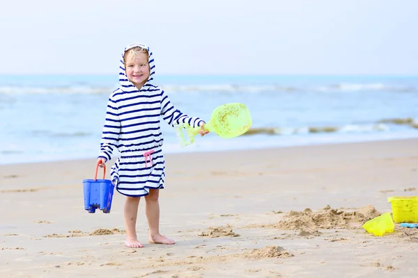 Little girl playing on the beach at summer — Stock Photo, Image