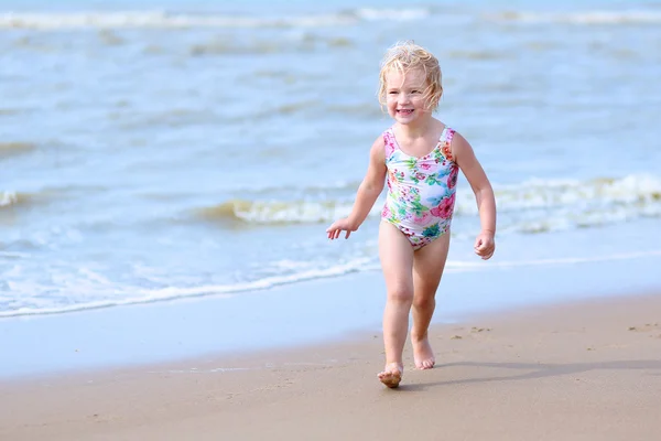 Petite fille jouant sur la plage en été — Photo