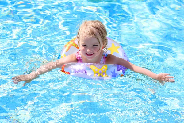 Healthy toddler girl in swimming pool — Stock Photo, Image