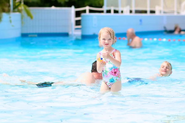 Familjen ha roligt i poolen — Stockfoto