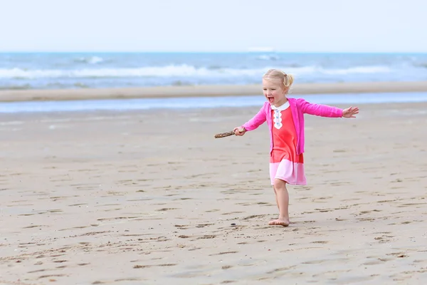 Little girl playing on the beach at summer — Φωτογραφία Αρχείου