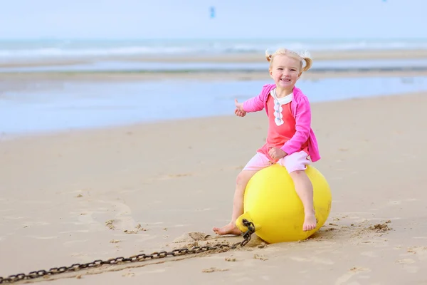 Petite fille jouant sur la plage en été — Photo