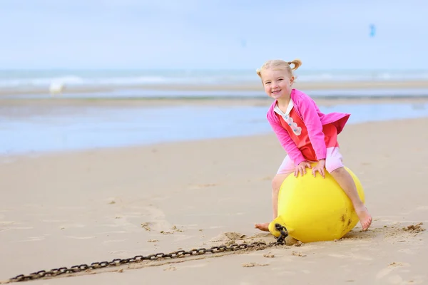 Menina brincando na praia no verão — Fotografia de Stock