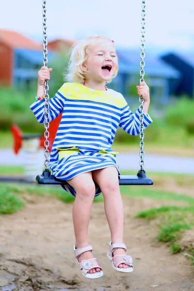 Lilla flickan har roligt på lekplatsen — Stockfoto