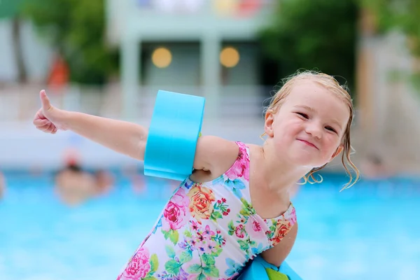 Healthy toddler girl in swimming pool — Zdjęcie stockowe