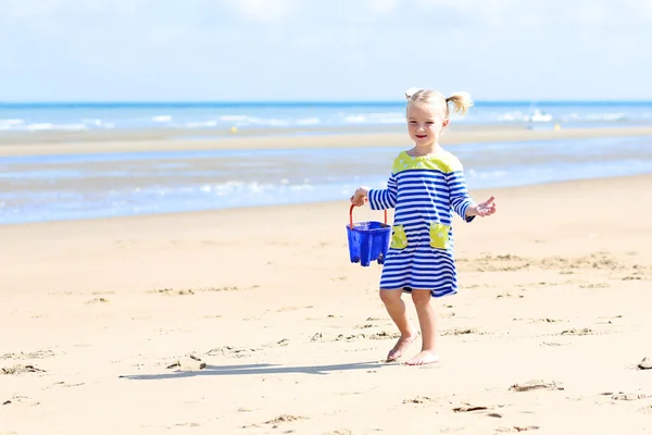 Menina brincando na praia no verão — Fotografia de Stock