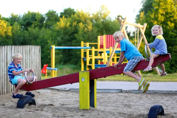 Ragazzo felice che si diverte al parco giochi — Foto Stock