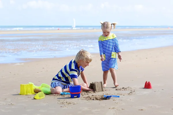 Enfants jouant avec l'eau et le sable en été — Photo