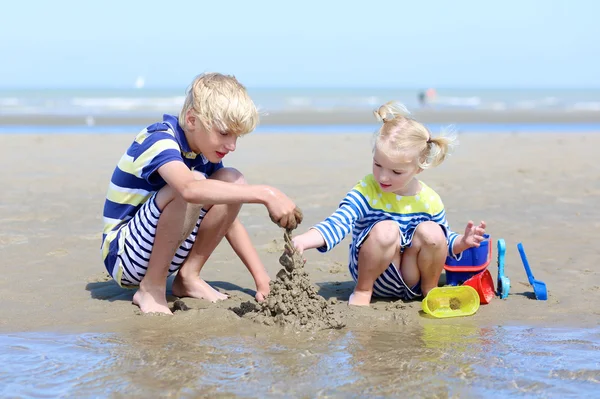 孩子们玩水和沙子在夏季 — 图库照片