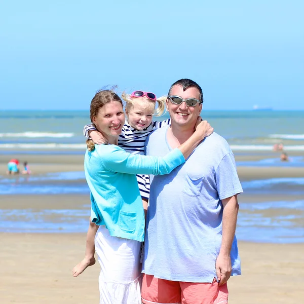 Parents and kid on the beach — Stockfoto