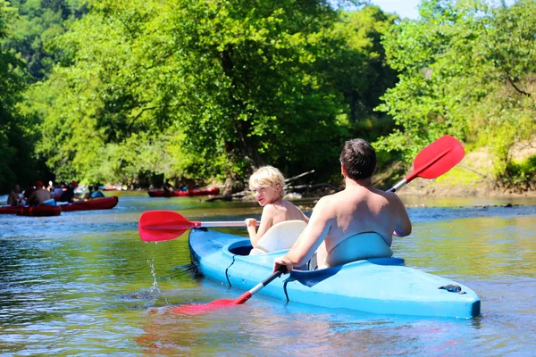 Father and son kayaking on the river — Stock Photo, Image