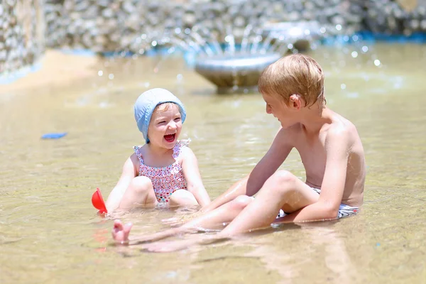 水と遊ぶ子供たち、夏に砂 — ストック写真