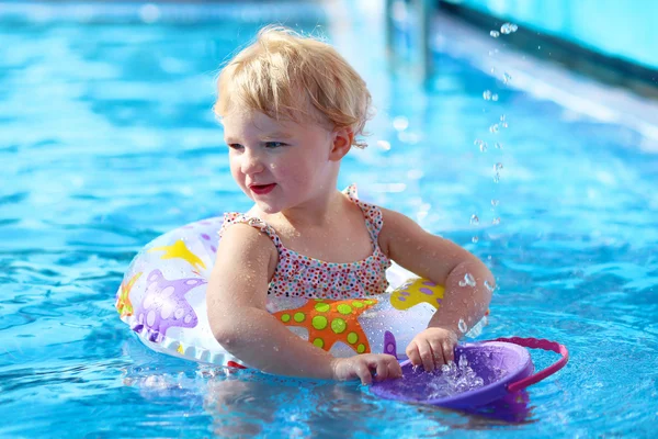 Healthy toddler girl in swimming pool — Stock Photo, Image