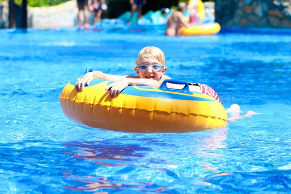 Garçon heureux dans le parc aquatique — Photo