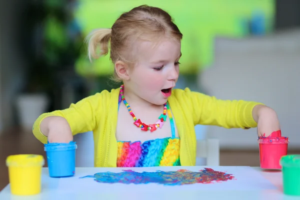 Little girl creating with finger paint — Zdjęcie stockowe