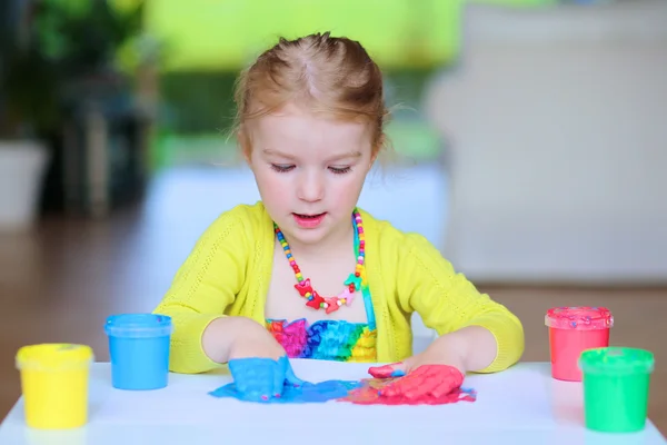 Kleines Mädchen bastelt mit Fingerfarbe — Stockfoto