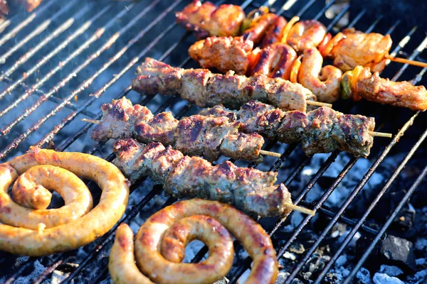 Assortert kjøtt på grill – stockfoto