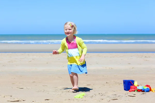 Маленькая девочка играет на пляже летом — стоковое фото