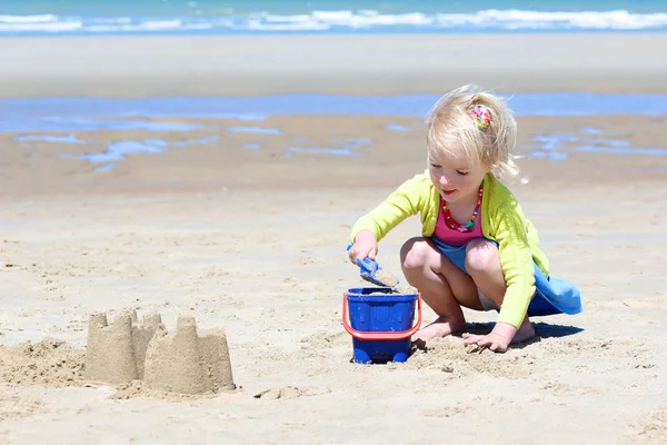 Niña jugando en la playa en verano —  Fotos de Stock