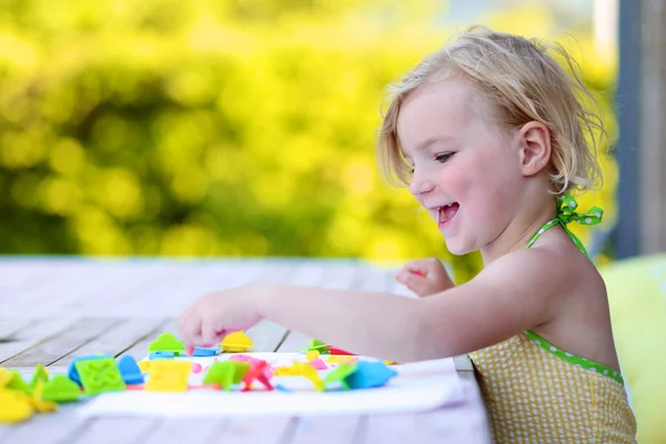Preschooler girl playing outdoors in kindergarten — Stock Photo, Image