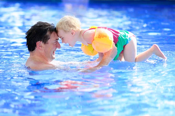 Père et fille nagent dans la piscine d'été — Photo