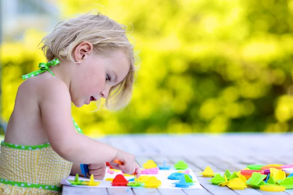 Niña preescolar jugando al aire libre en el jardín de infantes —  Fotos de Stock