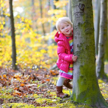 sonbahar parkta eğleniyor kız