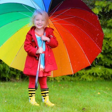  renkli şemsiye oynama ile çocuk