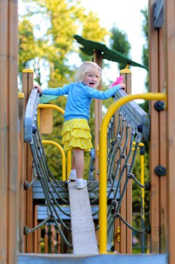Mutlu yürümeye başlayan çocuk parkında eğleniyor
