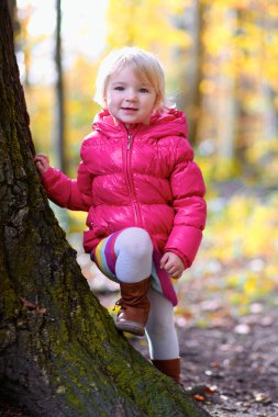 sonbahar parkta eğleniyor kız