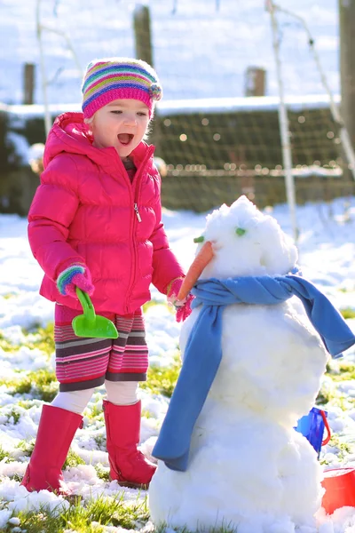 LIttle girl playing in snowy garden — Φωτογραφία Αρχείου