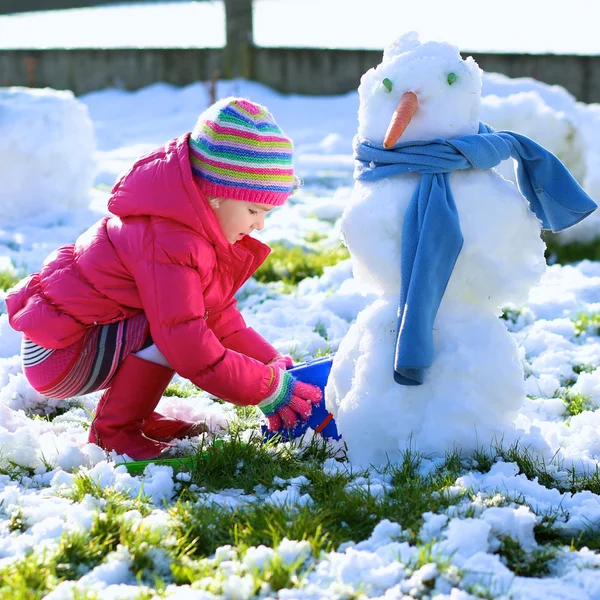 LIttle girl playing in snowy garden — Φωτογραφία Αρχείου