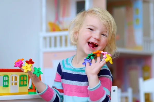 Preschooler girl playing indoors with educational toys — Stock Photo, Image